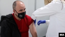 Архива: Вакцинација против ковид-19 во Спортски центар „Борис Трајковски“ во Скопје - 5 април 2021. 