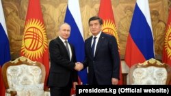 Orsýetiň prezidenti Wladimir Putin we Gyrgyzystanyň prezidenti Sooronbai Jeenbekow bilen duşuşýar.