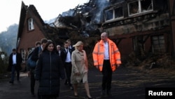 German Interior Minister Nancy Faeser (center) and other German officials inspect the scene of a fire at a shelter for Ukrainian refugees on October 20. 