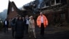 Міністр внутрішніх справ Німеччини Ненсі Фезер (по центру) приїхала на місце, де згорів будинок для українських біженців