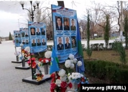 Стенды с фотографиями российских военных, погибших на войне России против Украины. Крым, Феодосия, январь 2026 года
