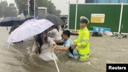 Locuitorii provinciei chineze Henan, surprinși de inundații