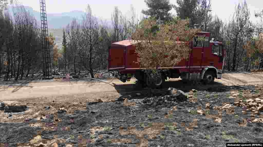 Vatrogasci su cijele noći obilazili teren i nalivali pogođeni dio brda. U gašenju požara podgoričkim vatrogascima pomogle su kolege uz drugih crnogorskih gradova, kao i građani.