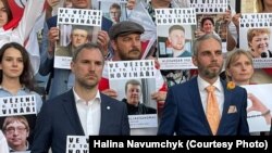 Мэр Прагі Здэнэк Гржыб (зьлева) і супрацоўнік адміністрацыі прэзыдэнта Чэскай Рэспублікі Пэтр Пэрунчык на акцыі салідарнасьці зь незалежнымі беларускімі журналістамі ў Празе, 8 верасьня 2021. 