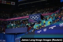 Миландағы мұз айдынға жиналған қазақстандық жанкүйерлер. 13 ақпан 2026 жыл.