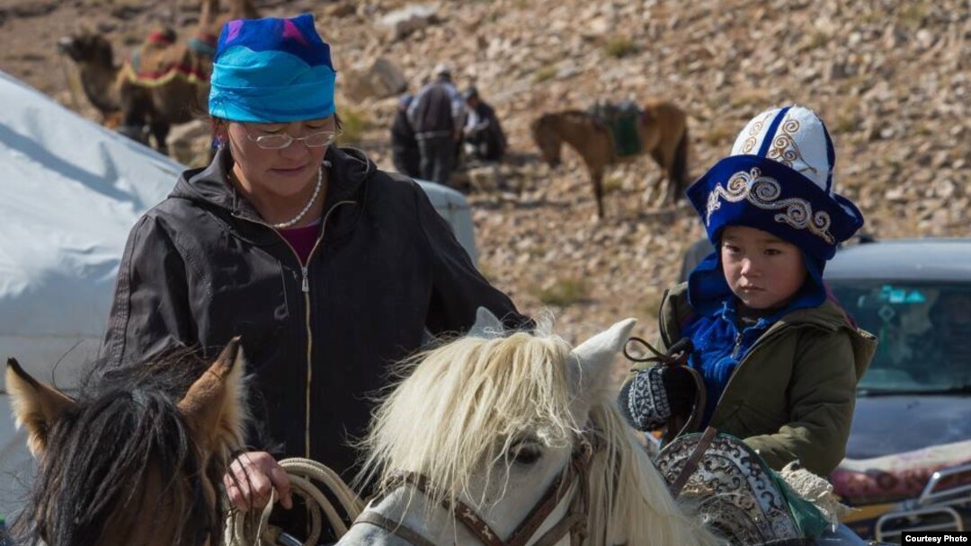 Жалаңаш сауналардан алынған бейнелер Қыздың анусын ұзын қалың мүшесі жыртып алады