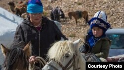 Этнические казахи в Баян-Улгийском округе Монголии. Фото Баяра Балганцэрэна. 2014 год.