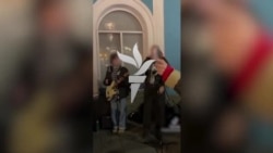 Háború ellenes koncertekkel tiltakoznak az orosz utcazenészek a társuk, Naoko letartóztatása ellen 