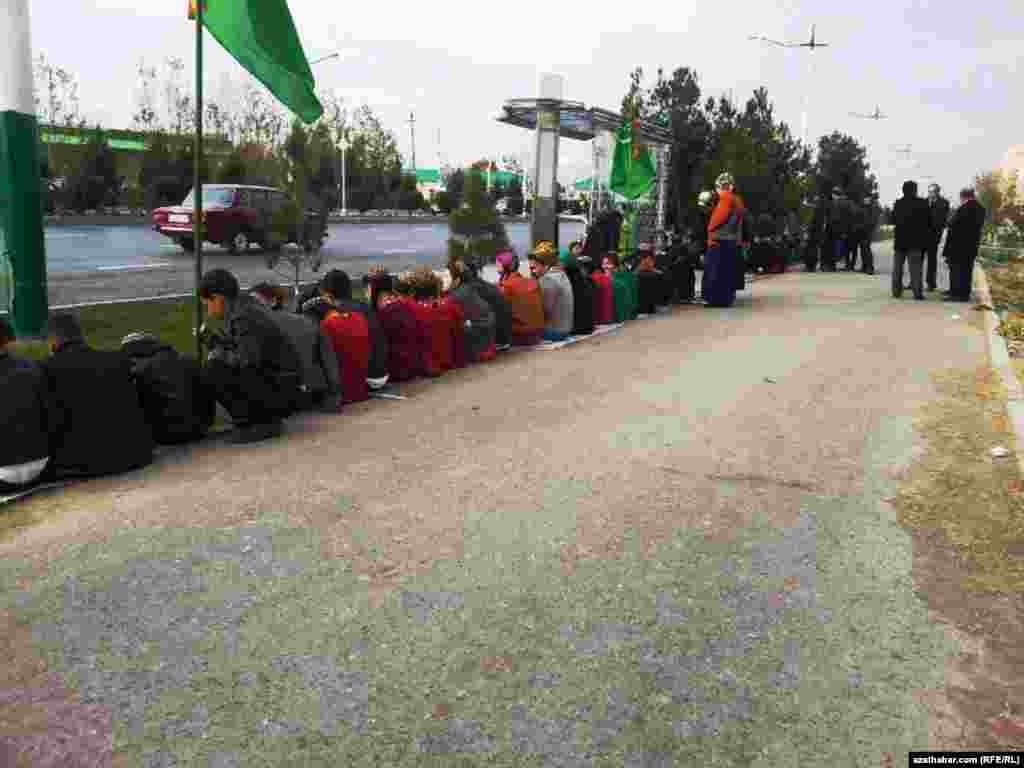 Diri koridor bolmaly çareçi okuwçylar. Türkmenabat