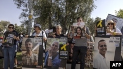 Të afërm dhe miq të pengjeve të marra nga Hamasi, kanë mbajtur disa herë protesta për t'i bërë presion Qeverisë izraelite, që t'i intensifikojë përpjekjet për lirimin e pengjeve.