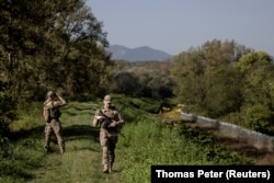 Gărzile de frontieră ucrainene supraveghează granița cu România în căutarea persoanelor care trec ilegal. Teacîv, Ucraina, septembrie 2023.