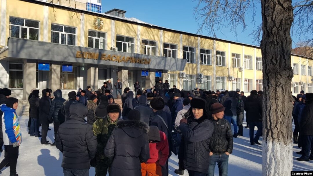 Акция протеста у здания управления образования Караганды, 6 января 2019 г.