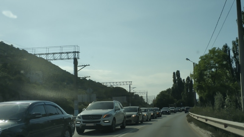 На выезде из Севастополя 3 июля образовалась большая пробка (+фото)