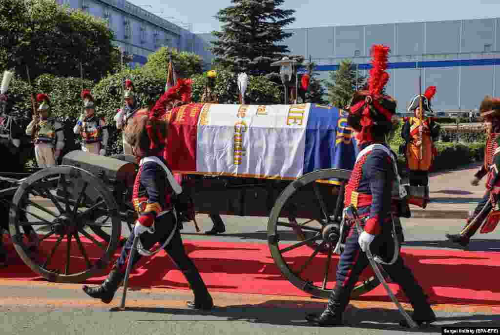 Gudin&rsquo;s remains being escorted by Russian military reenactors in Moscow on July 13.