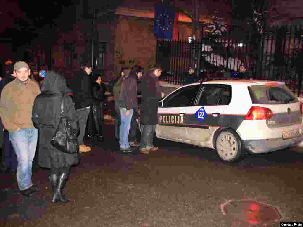 Jovan Divjak uhapšen u Beču zbog slučaja Dobrovoljačka, građani Sarajeva mirnim protestima ispred Austrijskog veleposlanstva traže njegovo oslobađanje. Foto: Nermin Čolić / Radiosarajevo.ba