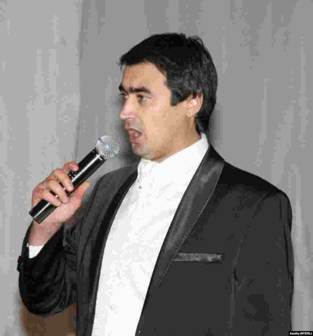 Рөстәм Асаев бәйрәмдә унбер җыр башкарды.