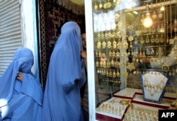Herat women wearing all-covering burqas (file photo)