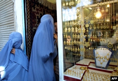 Gratë e Heratit të veshura me burka që mbulon gjithçka. (Fotografi nga arkivi)