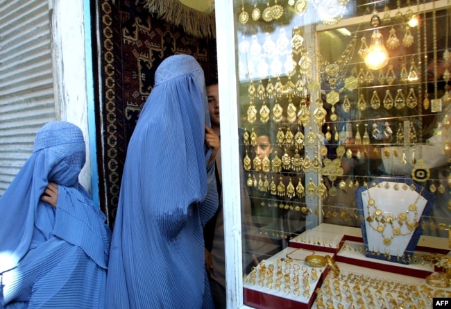 Gratë e Heratit të veshura me burka që mbulon gjithçka. (Fotografi nga arkivi)
