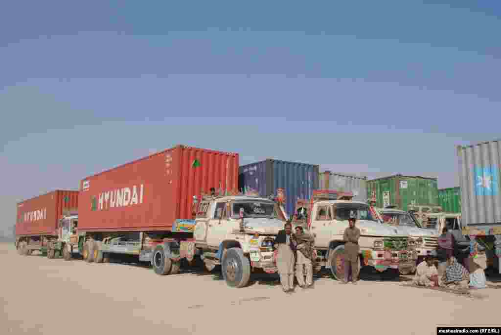 د ناټو لپاره مال وړونکي کنټېنر او ټرکونه د کوټې په یوه اډه کې له هغې وروسته د امنیتي ادارو لخوا افغانستان ته له تلو ودرول شول چې د روانې نومبر میاشتې په ۲۶ مه نېټه پر ډیورنډ کرښه د مومندو په سللا له کې&nbsp;پر یوې پاکستانۍ پوستې د ناټو په یوه هوايي برید ک