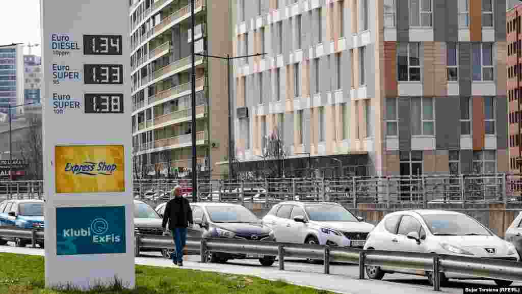 Çmimet e naftës kanë nisur të rriten prej fillimit të luftës së Shteteve të Bashkuara dhe Izraelit kundër Iranit, më 28 shkurt.Si kundërpërgjigje, Irani ka goditur baza amerikane në vendet rajonale të pasura me naftë, duke përshkallëzuar tensionet në gjithë Lindjen e Mesme.Në foto: Pikë karburantesh e kompanisë ExFis, në Prishtinë.