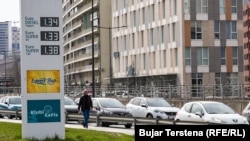 Një tabelë në kryeqytetin e Kosovës, Prishtinë, tregon çmimet në rritje të karburanteve të martën më 3 mars 2026.