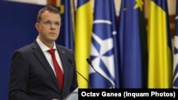 Ministrul Apărării, Ionuț Moșteanu, în conferința de presă din 29 octombrie 2025, când a fost nevoit să confirme că jumătate din cel 2.000 de soldați americani aflați în România urmează să se retragă.