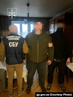 Затрыманьне ўкраінца, які перадаваў у Беларусь каардынаты энэргетычных аб'ектаў у Кіеве. Фота Офісу генэральнага пракурора Ўкраіны, 29 сьнежня 2025 году