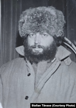 Scriitorul Stelian Tănase, în toamna lui 1989, în epoca în care ofițerii de Securitate care îl urmăreau nu se mai fereau să fie observați. A fost primit în Uniunea Scriitorilor în seara lui 22 Decembrie 1989, imediat după ce ultimul președinte USR, D.R.Popescu a demisionat.