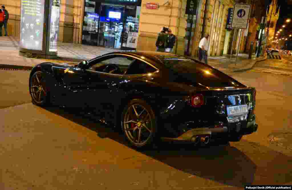 Çexiyada dərc olunan qəzetlər yazır ki, polis paytaxt Praqanın mərkəzindəki &laquo;Wenceslas&raquo; meydanında 22 yaşlı azərbaycanlının sərxoş vəziyyətdə idarə etdiyi &laquo;Ferrari&raquo;&nbsp;avtomobilini saxlayıb.