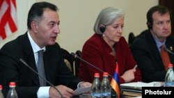 Armenia - Economy Minister Karen Chshmaritian (L), U.S. Deputy Assistant Trade Representative Betsy Hafner, and U.S. Ambassador Richard Mills at the first meeting of the U.S.-Armenia Council on Trade and Investment, Yerevan, 17Nov2015.