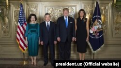 Президент Шавкат Мирзиёев АКШ президенти Дональд Трамп менен 2017-жылы сентябрда БУУнун Башкы ассамблеясынын жыйынына барган учурда жолуккан. 