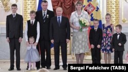 V.Putin Kremldə çoxuşaqlı ailəni mükafatlandırır.