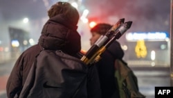 Tineri cu artificii în rucsacuri, în cartierul berlinez Schoeneberg, în dimineața zilei de 1 ianuarie 2026. 