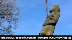 Евакуація кам’яних баб з Новомиколаївки Запорізької області. Фото 128 Окремої важкої механізованої бригади «Дике поле»
