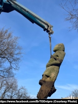 Артефакти переміщували за допомогою маніпулятора, яким військові вивозять пошкоджені авто з прифронтової зони