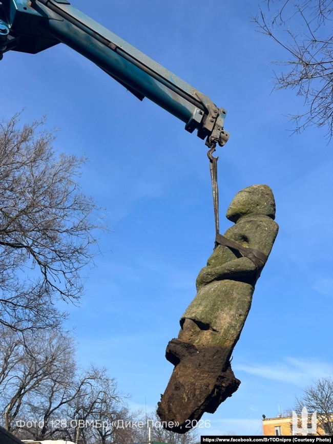Артефакти переміщували за допомогою маніпулятора, яким військові вивозять пошкоджені авто з прифронтової зони