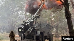 Militari ucraineni trag cu un obuzier autopropulsat în direcția trupelor ruse din regiunea Zaporojie. 