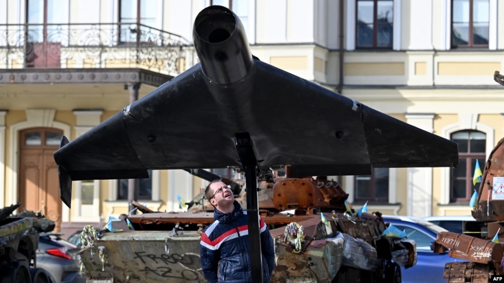 Іранський дрон Shahed-136 («Герань-2») на виставці знищеного російського військового обладнання в Києві, жовтень 2025 року