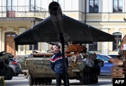 Чоловік оглядає російсько-іранський дрон Shahed 136 (Geran-2), новий експонат на виставці знищеної російської техніки в Києві, Україна, 27 жовтня 2025 року.