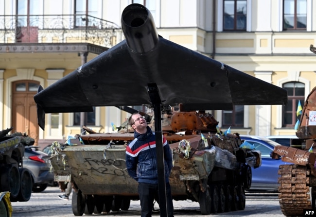 Чоловік оглядає російський ударний дрон «Герань-2» (модернізований «Шахед-136») на виставці пошкодженої та захопленої російської військової техніки в Києві, 27 жовтня 2025 року
