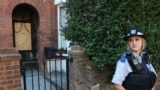 Anchetatorii britanici încearcă să-și dea seama de ce un grup de patru bărbați a fost implicat în incendierea a două proprietăți și a unei mașini legate de premierul britanic Keir Starmer.