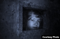 Nicoleta Giurcanu, în vizită la Fortul 13 Jilava, la circa 20 de ani de la căderea comunismului. Fortul 13 este acum în ruină. Autoritățile României democratice nu au reușit să îl transforme în Memorial.