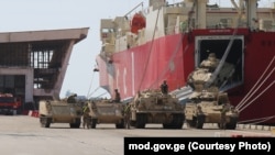 ამერიკული სამხედრო ტექნიკა ფოთის პორტში 