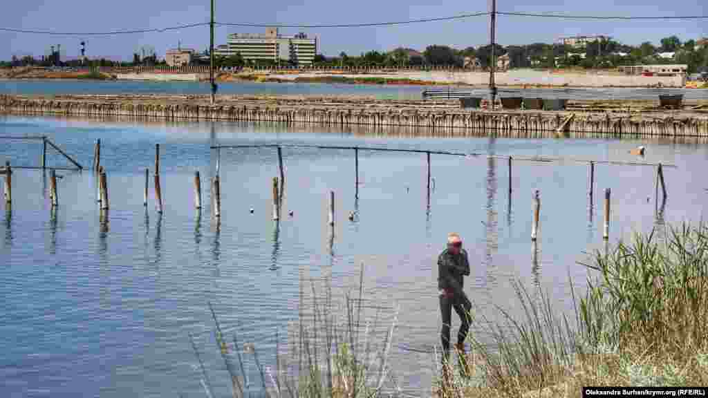 Местные и отдыхающие верят, что иловая сульфидная грязь из Сакского озера может оказать лечебный эффект при нанесении ее на тело