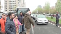 Առանց վկայականի մնացած՝ Երևանի Միկոյան 64-ի բնակիչները փակել էին Եղվարդի խճուղին