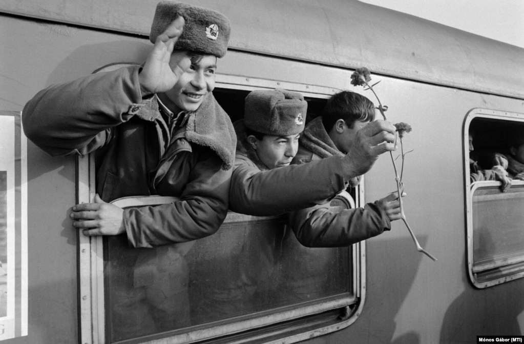 Táborfalva, 1990. december 13. A táborfalvai szovjet tüzérezred katonái integetnek a vonat ablakából a vasútállomáson, ahogy elindul velük a szerelvény.&nbsp;