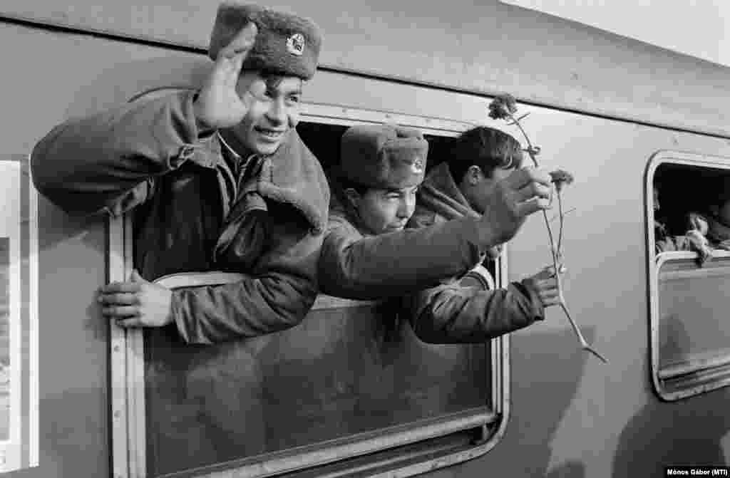 Táborfalva, 1990. december 13. A táborfalvai szovjet tüzérezred katonái integetnek a vonat ablakából a vasútállomáson, ahogy elindul velük a szerelvény.&nbsp;