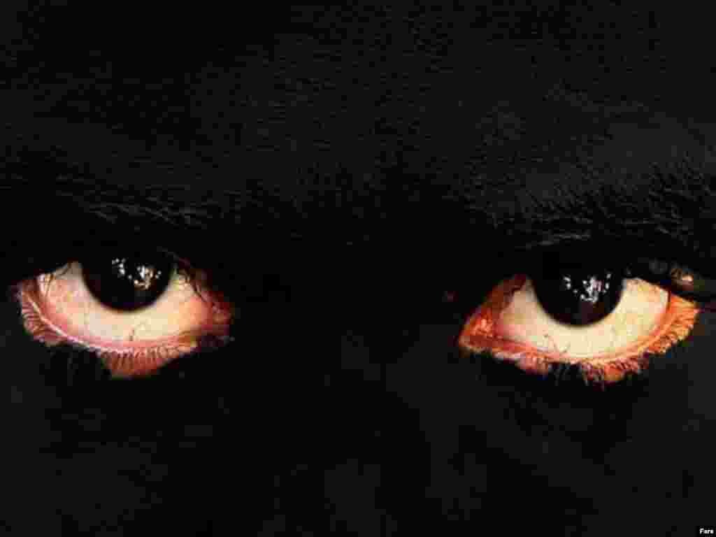 یک عزادارکه به مناسبت محرم صورتش را سیاه کرده...