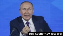 Președintele Rusiei, Vladimir Putin, a transmis că Guvernul rus ia în considerare cererea liderilor separatiști pro-ruși ca Republicile Populare Donețk și Luhansk să fie declarate independente de către Rusia.